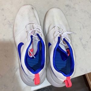 Mens size 13 Nike Roshe
